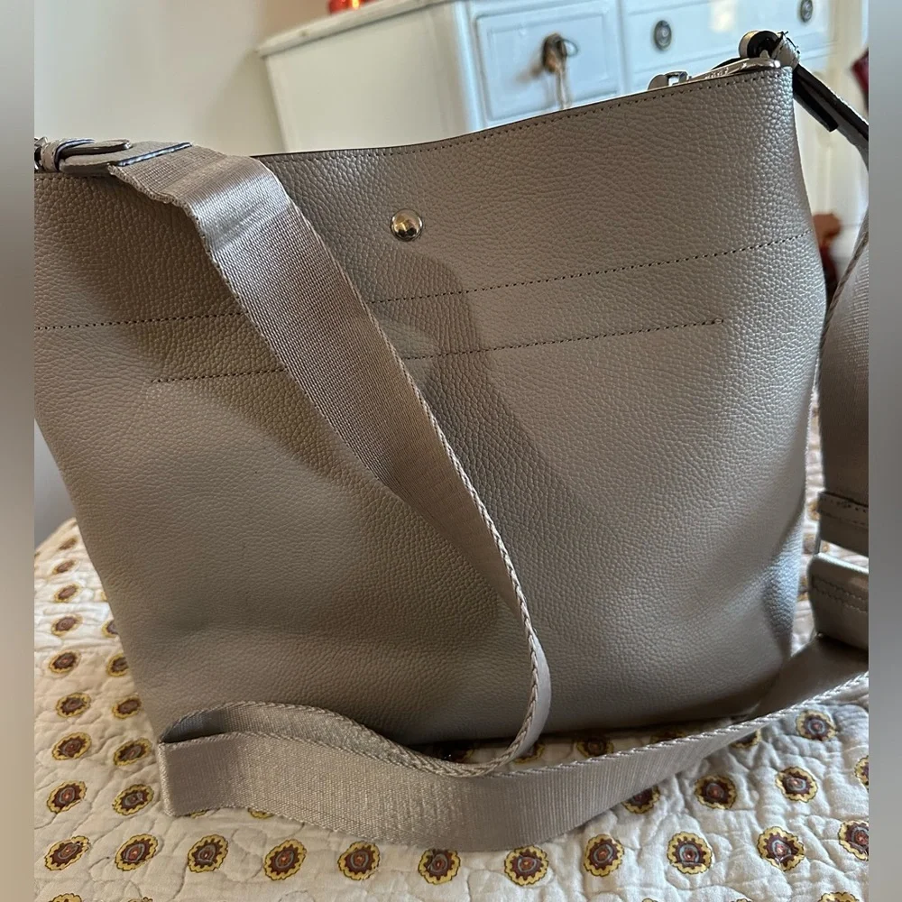 DKNY Winston Gray Leather Bag Like New Condition - Picture 2 of 8